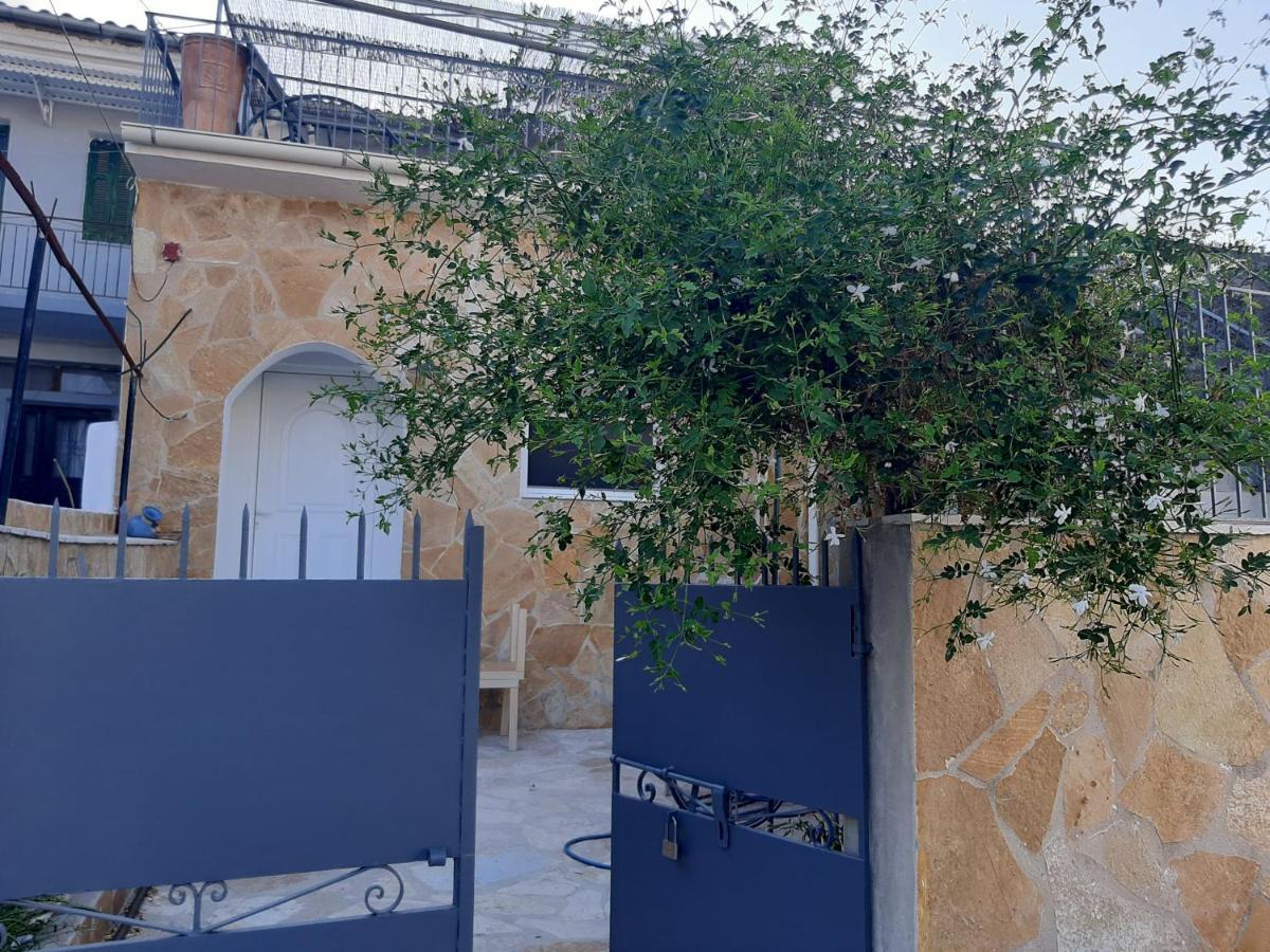Villa Aspros - Traditionell, Ruhig Und Strandnah Liapades Exterior foto